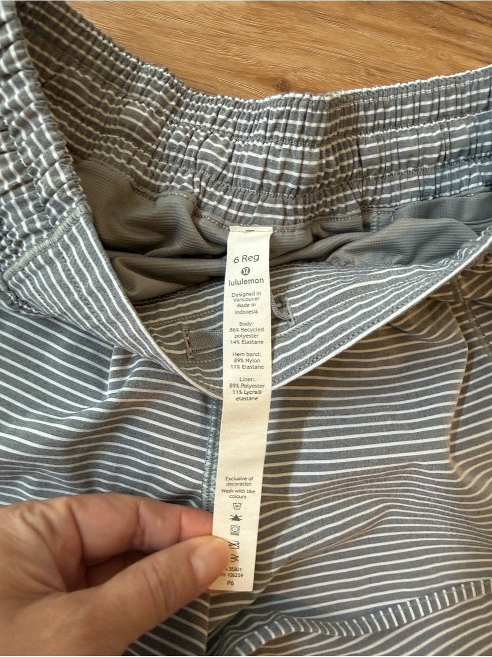 Lululemon Hotty Hot Low-Rise Lined Short Size 6 - Picture 3 of 7